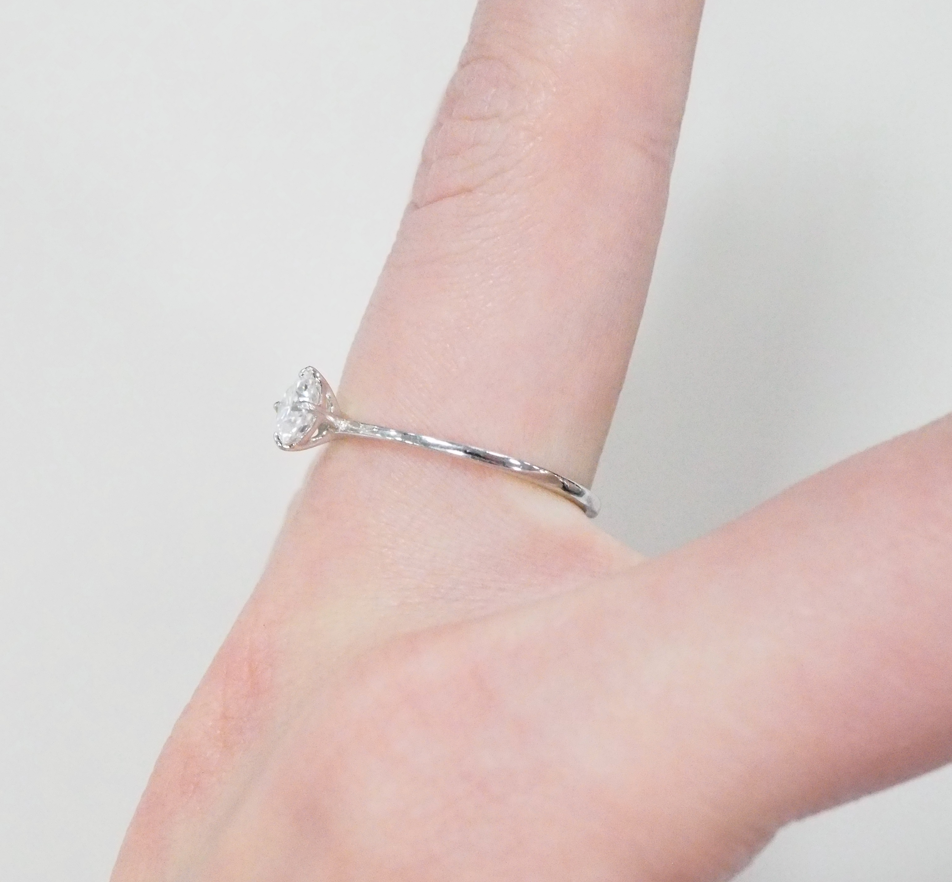 Серебряное кольцо с муассанитом